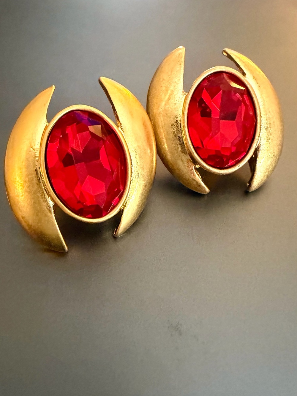 Oscar de la Renta❤️SOLD❤️Ruby Red Gold-Tone Earrings Faceted Crystal Stones - Picture 6 of 11
